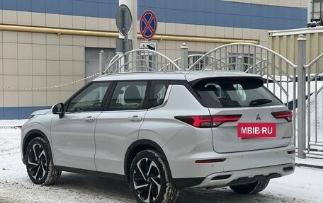 Mitsubishi Outlander, 2022 год, 3 990 000 рублей, 7 фотография