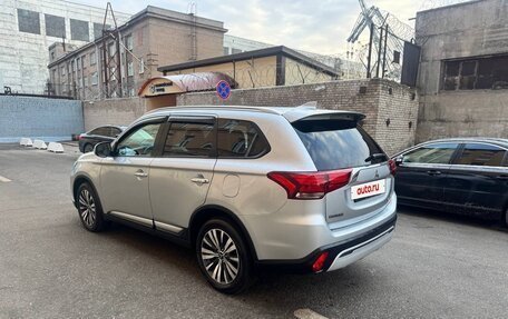 Mitsubishi Outlander III рестайлинг 3, 2018 год, 1 620 000 рублей, 3 фотография