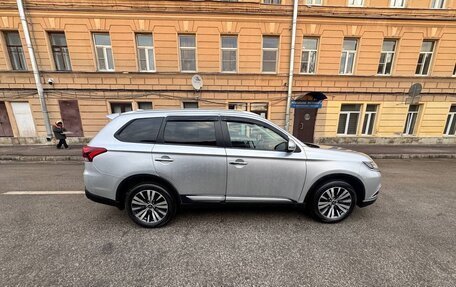 Mitsubishi Outlander III рестайлинг 3, 2018 год, 1 620 000 рублей, 6 фотография