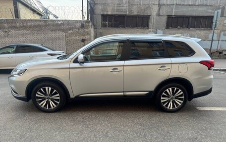 Mitsubishi Outlander III рестайлинг 3, 2018 год, 1 620 000 рублей, 8 фотография