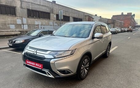 Mitsubishi Outlander III рестайлинг 3, 2018 год, 1 620 000 рублей, 2 фотография