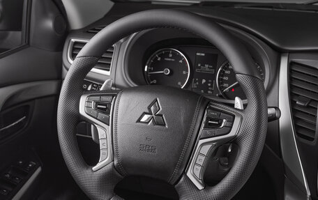 Mitsubishi Pajero Sport III рестайлинг, 2018 год, 2 445 000 рублей, 10 фотография