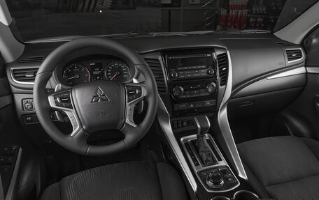 Mitsubishi Pajero Sport III рестайлинг, 2018 год, 2 445 000 рублей, 7 фотография