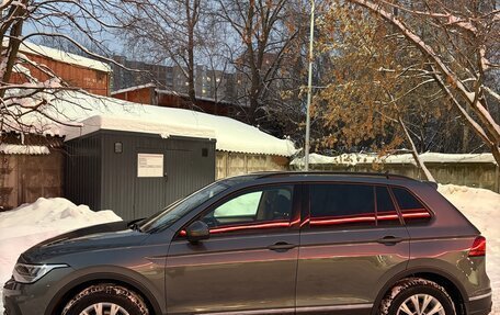 Volkswagen Tiguan II, 2022 год, 2 850 000 рублей, 2 фотография