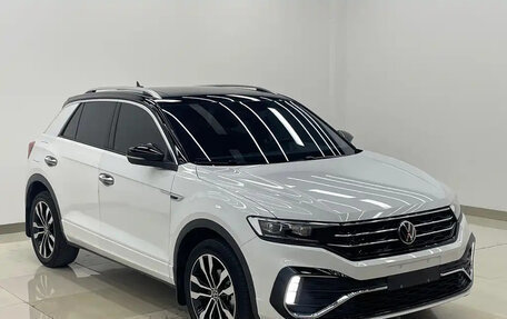 Volkswagen T-Roc I, 2022 год, 1 798 000 рублей, 2 фотография