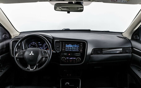 Mitsubishi Outlander III рестайлинг 3, 2017 год, 1 449 000 рублей, 10 фотография