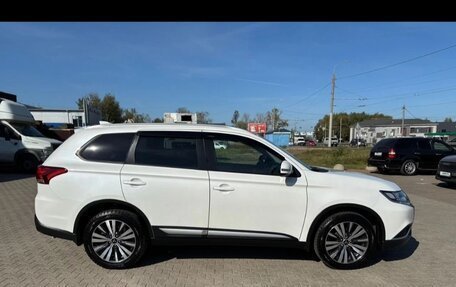 Mitsubishi Outlander III рестайлинг 3, 2019 год, 2 700 000 рублей, 6 фотография