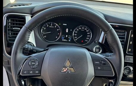 Mitsubishi Outlander III рестайлинг 3, 2019 год, 2 700 000 рублей, 11 фотография