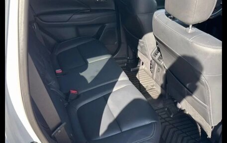 Mitsubishi Outlander III рестайлинг 3, 2019 год, 2 700 000 рублей, 10 фотография