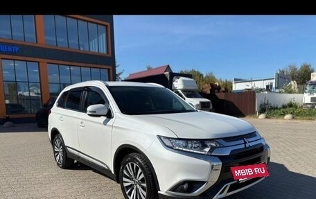 Mitsubishi Outlander III рестайлинг 3, 2019 год, 2 700 000 рублей, 5 фотография