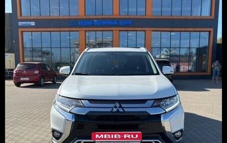 Mitsubishi Outlander III рестайлинг 3, 2019 год, 2 700 000 рублей, 12 фотография