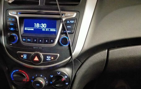 Hyundai Solaris II рестайлинг, 2015 год, 950 000 рублей, 9 фотография