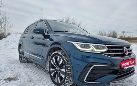 Volkswagen Tiguan II, 2021 год, 4 900 000 рублей, 2 фотография