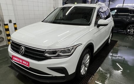 Volkswagen Tiguan II, 2021 год, 4 350 000 рублей, 1 фотография
