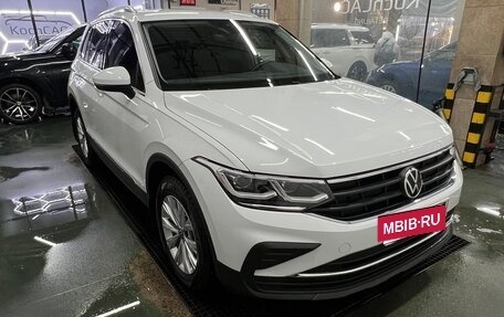 Volkswagen Tiguan II, 2021 год, 4 350 000 рублей, 2 фотография