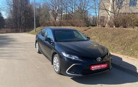 Toyota Camry, 2021 год, 2 900 000 рублей, 3 фотография