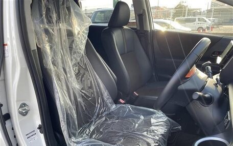 Toyota Sienta II, 2022 год, 1 168 000 рублей, 28 фотография