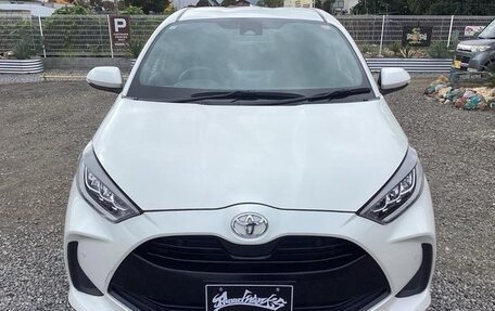 Toyota Yaris, 2022 год, 1 025 000 рублей, 2 фотография