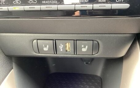 Toyota Yaris, 2022 год, 1 025 000 рублей, 13 фотография