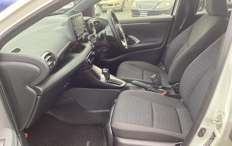 Toyota Yaris, 2022 год, 1 025 000 рублей, 28 фотография