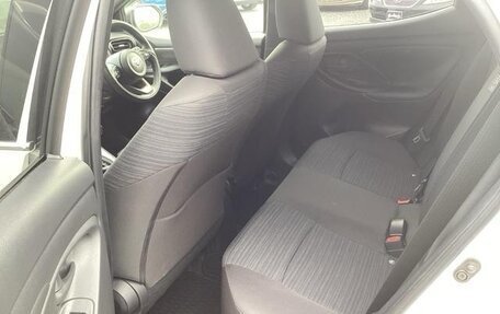 Toyota Yaris, 2022 год, 1 025 000 рублей, 27 фотография