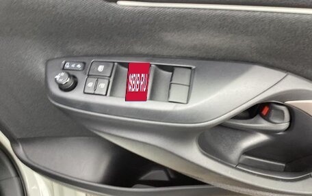 Toyota Yaris, 2022 год, 1 025 000 рублей, 23 фотография