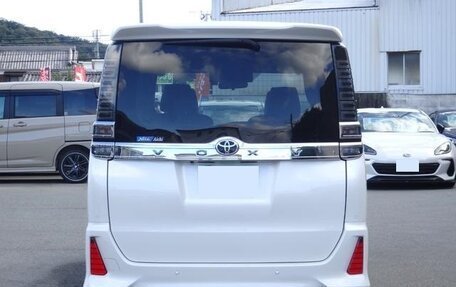 Toyota Voxy III, 2021 год, 2 311 000 рублей, 6 фотография