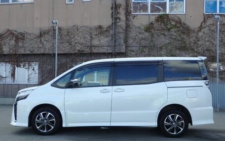 Toyota Voxy III, 2021 год, 2 311 000 рублей, 4 фотография