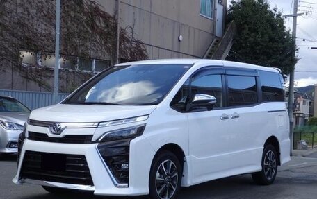 Toyota Voxy III, 2021 год, 2 311 000 рублей, 3 фотография