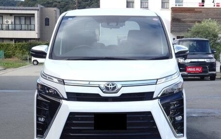 Toyota Voxy III, 2021 год, 2 311 000 рублей, 2 фотография