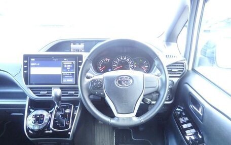 Toyota Voxy III, 2021 год, 2 311 000 рублей, 10 фотография