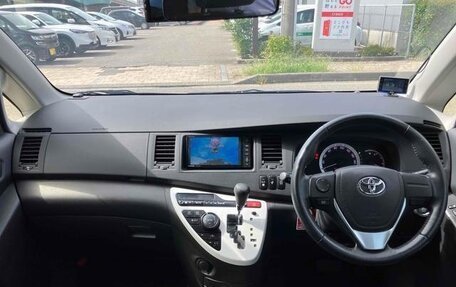 Toyota ISis I, 2013 год, 1 044 000 рублей, 6 фотография