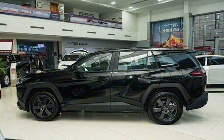 Toyota RAV4, 2025 год, 4 800 000 рублей, 2 фотография