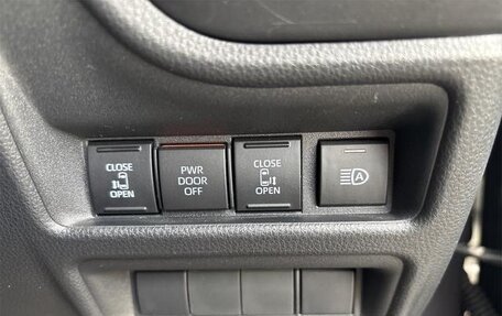 Toyota Sienta, 2022 год, 1 621 000 рублей, 38 фотография