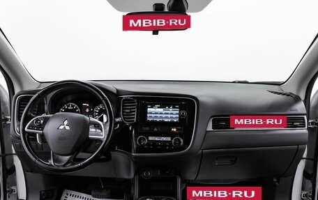 Mitsubishi Outlander III рестайлинг 3, 2014 год, 1 195 000 рублей, 10 фотография
