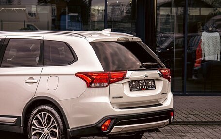 Mitsubishi Outlander III рестайлинг 3, 2018 год, 1 835 000 рублей, 10 фотография