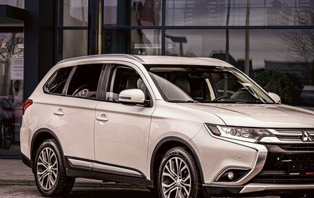 Mitsubishi Outlander III рестайлинг 3, 2018 год, 1 835 000 рублей, 7 фотография