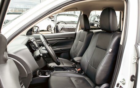 Mitsubishi Outlander III рестайлинг 3, 2018 год, 1 835 000 рублей, 11 фотография