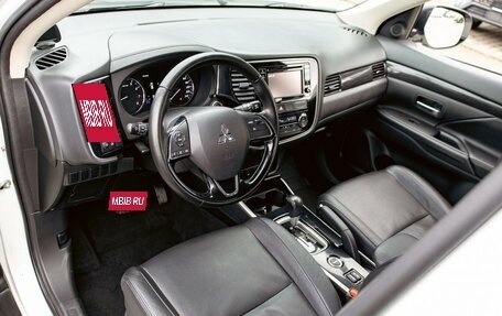 Mitsubishi Outlander III рестайлинг 3, 2018 год, 1 835 000 рублей, 13 фотография