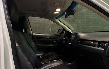 Mitsubishi Outlander III рестайлинг 3, 2015 год, 1 700 000 рублей, 11 фотография