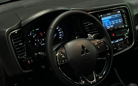 Mitsubishi Outlander III рестайлинг 3, 2015 год, 1 700 000 рублей, 10 фотография