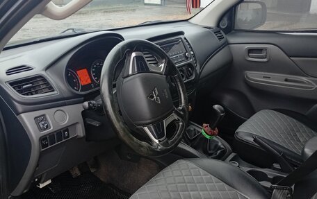 Mitsubishi L200 IV рестайлинг, 2017 год, 1 850 000 рублей, 4 фотография