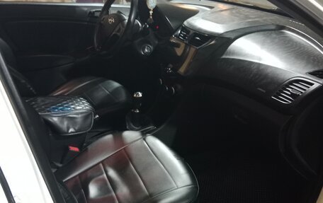 Hyundai Solaris II рестайлинг, 2013 год, 700 000 рублей, 21 фотография