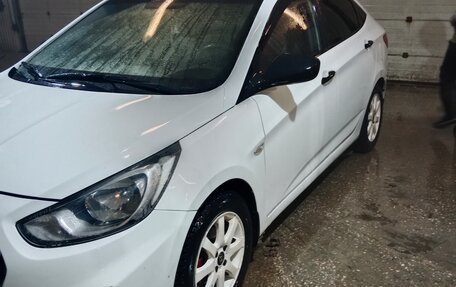 Hyundai Solaris II рестайлинг, 2013 год, 700 000 рублей, 23 фотография