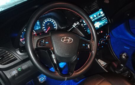 Hyundai Solaris II рестайлинг, 2013 год, 700 000 рублей, 24 фотография