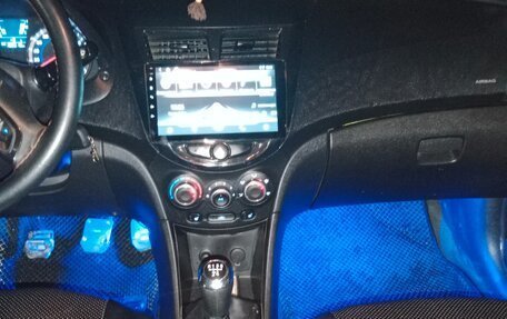 Hyundai Solaris II рестайлинг, 2013 год, 700 000 рублей, 26 фотография