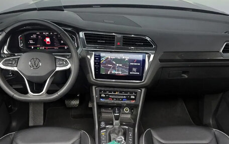 Volkswagen Tiguan II, 2022 год, 4 240 000 рублей, 5 фотография