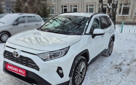 Toyota RAV4, 2022 год, 4 300 000 рублей, 3 фотография