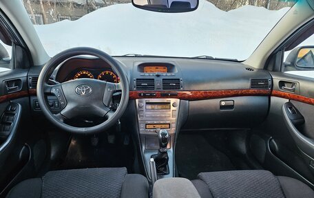 Toyota Avensis III рестайлинг, 2005 год, 750 000 рублей, 2 фотография