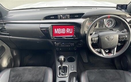 Toyota Hilux VIII, 2022 год, 4 460 000 рублей, 8 фотография